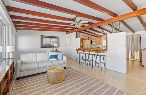 Laurel Casa | Retro Reef! Walk to Beach, Boats +Restaurants!