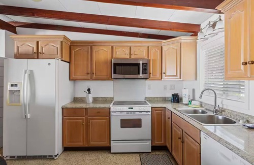 Laurel Casa | Retro Reef! Walk to Beach, Boats +Restaurants!