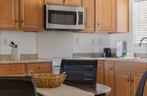 Laurel Casa | Retro Reef! Walk to Beach, Boats +Restaurants!