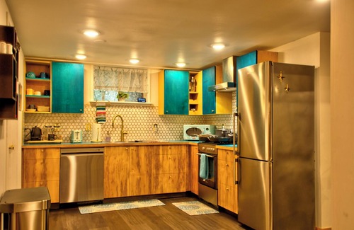 Tumwater Casa | Retro Retreat 2 King bedroom home, free WiFi in charming Tumwater