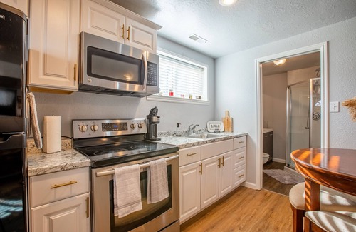 West Bountiful Apartamento | Retro Retreat - Full Kitchen, Near Downtown SLC .