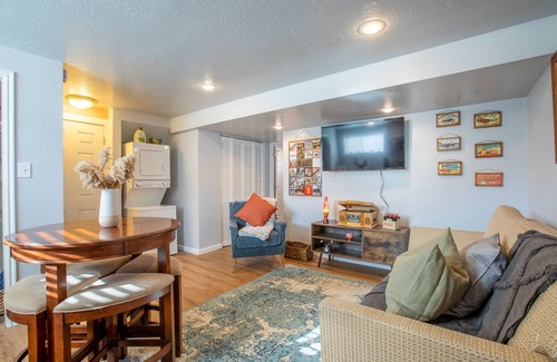 West Bountiful Apartamento | Retro Retreat - Full Kitchen, Near Downtown SLC .