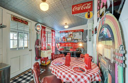 Llano Casa | Retro Retreat in Llano with Screened Porch!