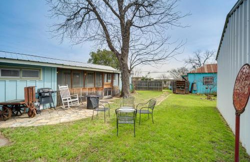 Llano Casa | Retro Retreat in Llano with Screened Porch!