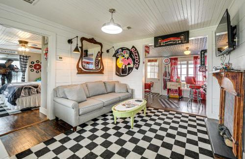 Llano Casa | Retro Retreat in Llano with Screened Porch!
