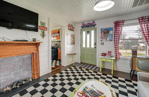 Llano Casa | Retro Retreat in Llano with Screened Porch!