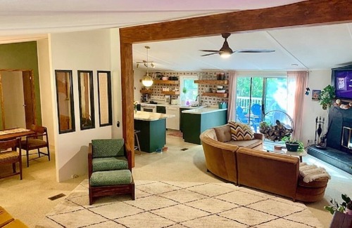 Bracey Casa | "Retro Retreat" Lakefront House