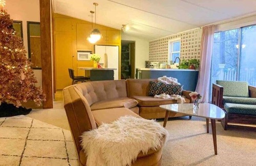Bracey Casa | "Retro Retreat" Lakefront House