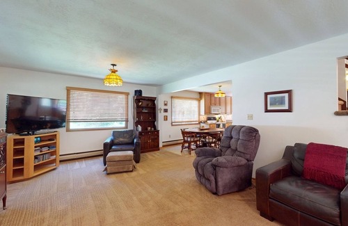 Gunnison Casa | Retro Retreat - Warm & Cozy