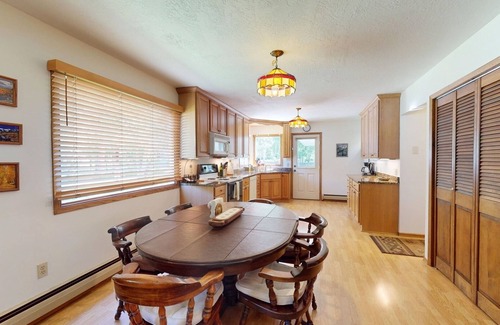 Gunnison Casa | Retro Retreat - Warm & Cozy