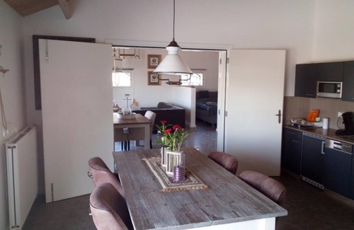 Hoenkoop Apartamento | Habitación retro con una bonita vista sobre el paisaje.