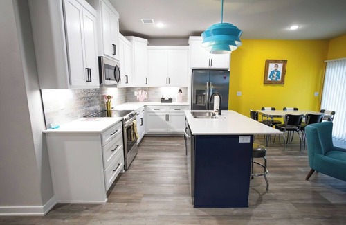 Broken Arrow Casa | Retro Rose Retreat - Walk to the Broken Arrow Rose District