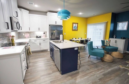 Broken Arrow Casa | Retro Rose Retreat - Walk to the Broken Arrow Rose District