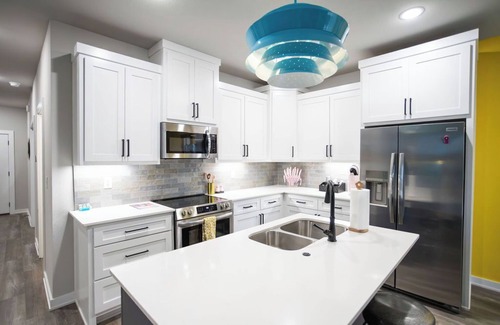 Broken Arrow Casa | Retro Rose Retreat - Walk to the Broken Arrow Rose District