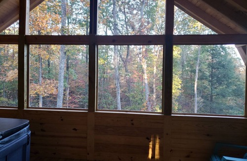 Frenchburg Cabina | Retro studio cabin in lovely Frenchburg with Hot Tub, WiFi and fire pit