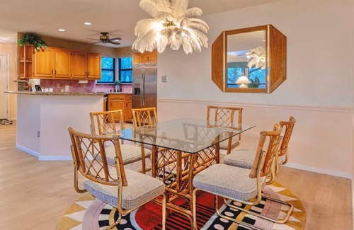 Flower Mound Cabina | Retro Time Capsule - Walk to lake, Fire Pit, Pool Table, Arcade Games, Sleeps 8
