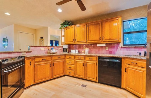 Flower Mound Cabina | Retro Time Capsule - Walk to lake, Fire Pit, Pool Table, Arcade Games, Sleeps 8