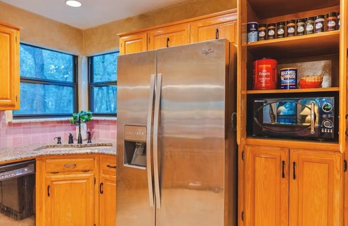 Flower Mound Cabina | Retro Time Capsule - Walk to lake, Fire Pit, Pool Table, Arcade Games, Sleeps 8