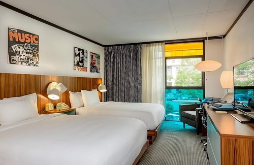 West Fens Hotel | Retro-vibe Unit w/ Pool View Close to New England Aquarium! Parking, Pool!