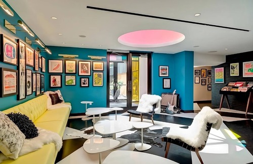 West Fens Hotel | Retro-vibe Unit w/ Pool View Close to New England Aquarium! Parking, Pool!