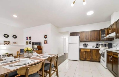 Jasper Place Casa | Retro Vibes - King Bed - Long Stays - Garage - Wi-Fi!