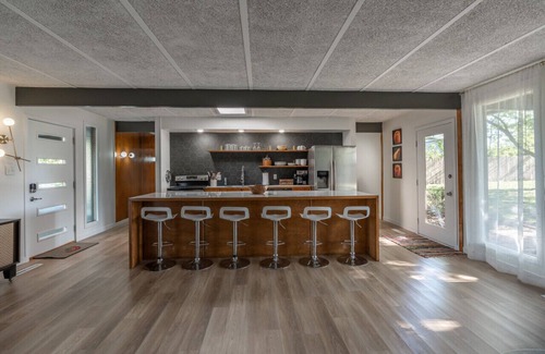 Springfield Casa | Retro Vibes | Mid-Century Gem in Springfield