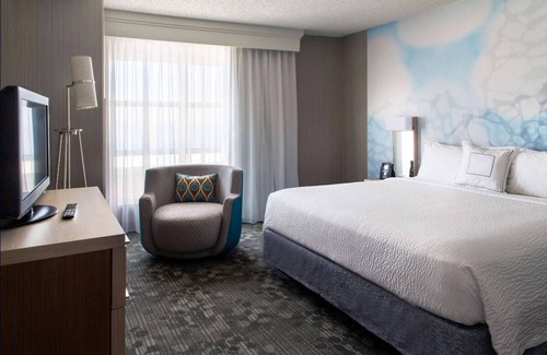 Emeryville Hotel | Revel in the Lap of Luxury! Minutes from Emeryville Community Organic Garden