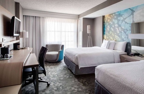 Emeryville Hotel | Revel in the Lap of Luxury! Minutes from Emeryville Community Organic Garden