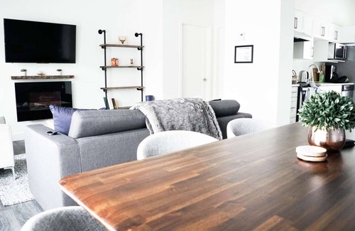 Revelstoke Condominio | The Revy Den: nuevo condominio con bañera de hidromasaje cerca de la estación de esquí