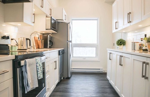 Revelstoke Condominio | The Revy Den: nuevo condominio con bañera de hidromasaje cerca de la estación de esquí