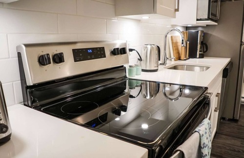 Revelstoke Condominio | The Revy Den: nuevo condominio con bañera de hidromasaje cerca de la estación de esquí