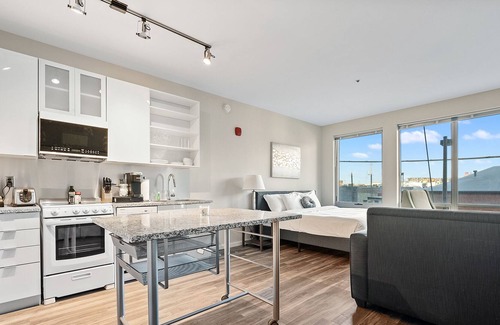 Crossroads Arts District Condominio | Revitalize Your Relationship with a Serene Couples Getaway 333