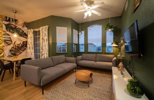 Loughman Complejo | Revived Condo with Pool and 20 minutes from parks