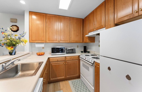 Carnelian Woods Casa | Revived Townhome, Pool, Kitchen, Walk to Lake!