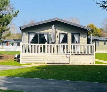 Allerthorpe Casa | Reynards Retreat Lodge with Hot Tub