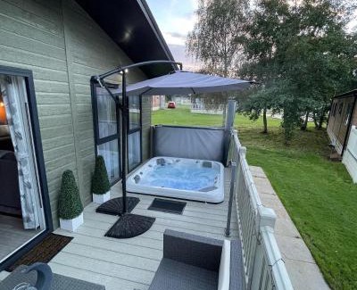 Allerthorpe Casa | Reynards Retreat Lodge with Hot Tub