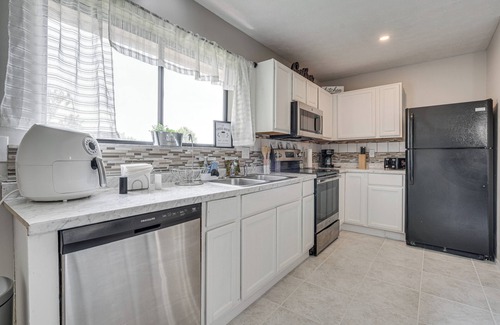Reynoldsburg Casa | Reynoldsburg Home w/Patio ~ 11 Mi to Columbus!