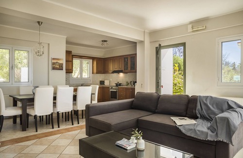 Mousata Villa | Gran chalet con piscina, 180 ° vistas al mar en Gran ubicación, espacioso para 6