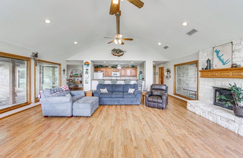 Log Cabin Casa | ‘Rhodes Retreat’ w/ Dock on Cedar Creek Lake!