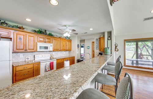 Log Cabin Casa | ‘Rhodes Retreat’ w/ Dock on Cedar Creek Lake!