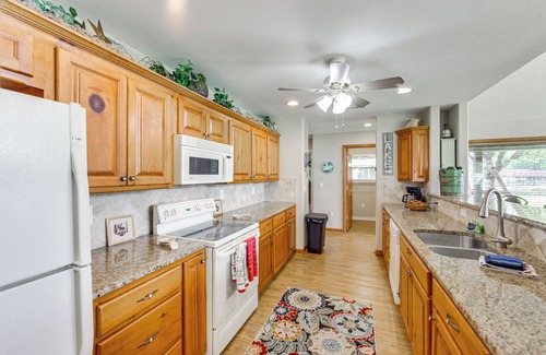 Log Cabin Casa | ‘Rhodes Retreat’ w/ Dock on Cedar Creek Lake!