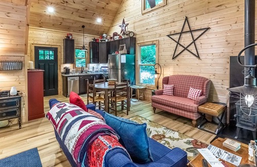 Tuckasegee Cabina | Rhododendron Rest at Running Cedar Springs - Upscale Mountain Home Located Across from Bear Lake