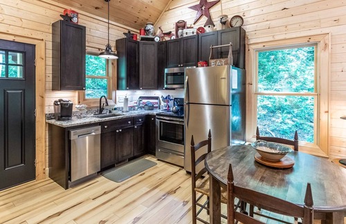 Tuckasegee Cabina | Rhododendron Rest at Running Cedar Springs - Upscale Mountain Home Located Across from Bear Lake