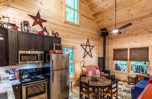 Tuckasegee Cabina | Rhododendron Rest at Running Cedar Springs - Upscale Mountain Home Located Across from Bear Lake