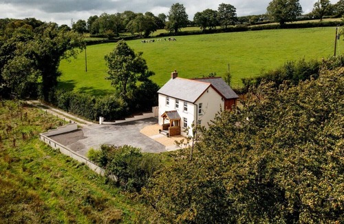 Tal-gareg Casa | Rhoslwyn - a family home for 6 with country views.