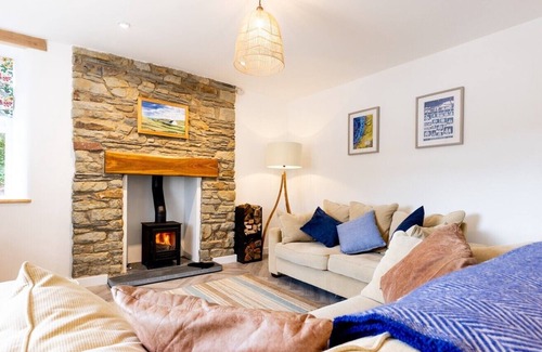 Tal-gareg Casa | Rhoslwyn - a family home for 6 with country views.