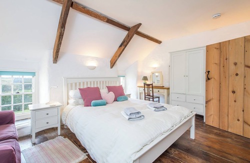 St Brides Cabaña | Rhosson Farmhouse, Holiday Cottage St Justinians, nr St Davids, Sleeps 8, 4 bedrooms, bathrooms