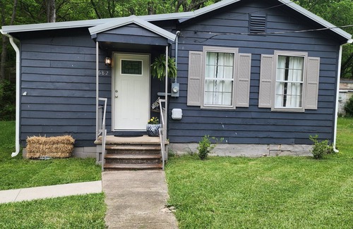 Madison Casa | Rhythm & Blues! Quiet, private, downtown! -Golf Cart Available!