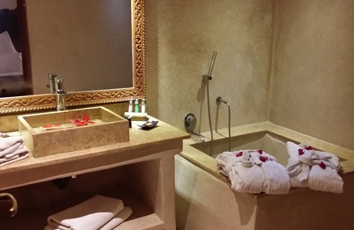 Mellah Casa | Riad Marrakech Piscina * * * * * BnB WiFi Medina Centro spa / comedor / Excur
