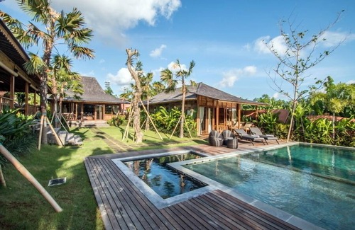 Banjar Semer Villa | Villa Sylvia de 5 dormitorios, vista al campo de arroz, jacuzzi y jardines, Canggu